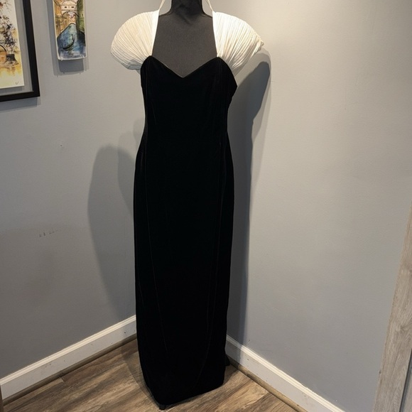 VTG Black Velvet Formal/Evening Gown sweetheart neck dramatic white sleeves sz14 - Picture 3 of 13